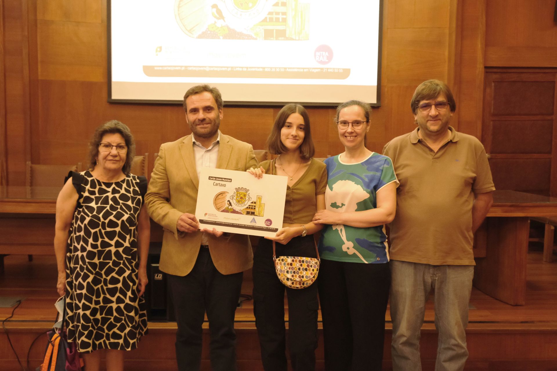 Pedro Ferreiras Reis, vice-presidente da Câmara Municipal, com Beatriz Cavaleiro, de 16 anos, aluna do 10.º ano, acompanhada pelos seus pais e pela professora de artes visuais, Fátima Vaz Pereira.​